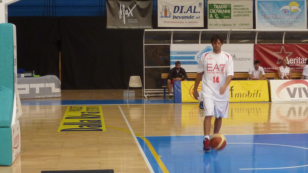 Gianluca Basile con la maglia EA7 Milano sul parquet sportivo Dalla Riva a Caorle
