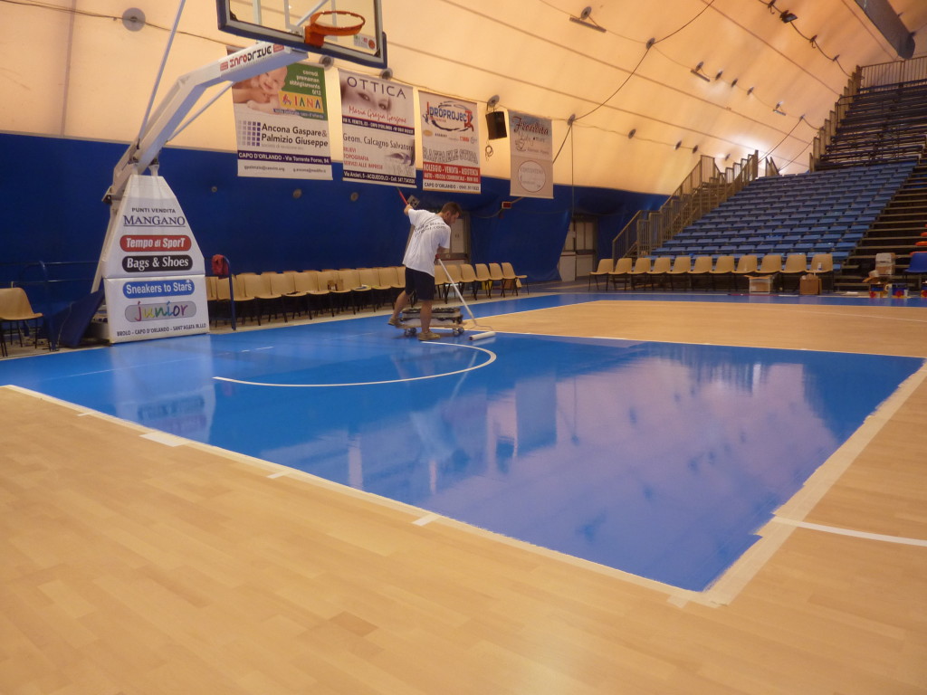Fasi di colorazione del parquet per palasport firmato Dalla Riva