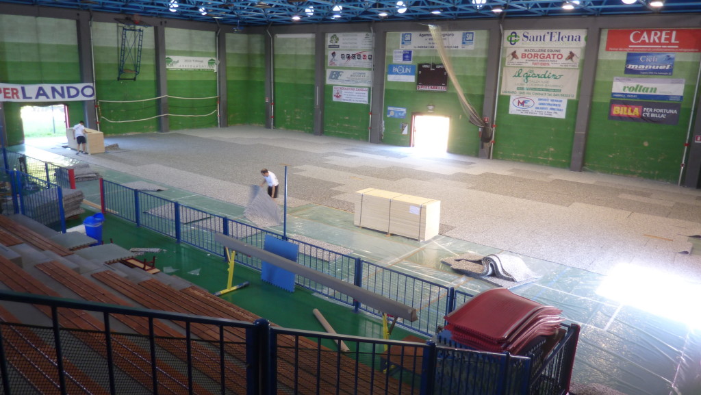 VENETO-PADOVA-LEGNARO-NUOVO-PARQUET-SPORTIVO-PER-PALESTRA-TRATTAMENTO-SKATING-DALLA-RIVA-2014-02