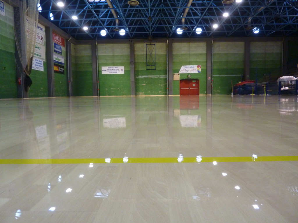 VENETO-PADOVA-LEGNARO-NUOVO-PARQUET-SPORTIVO-PER-PALESTRA-TRATTAMENTO-SKATING-DALLA-RIVA-2014-10