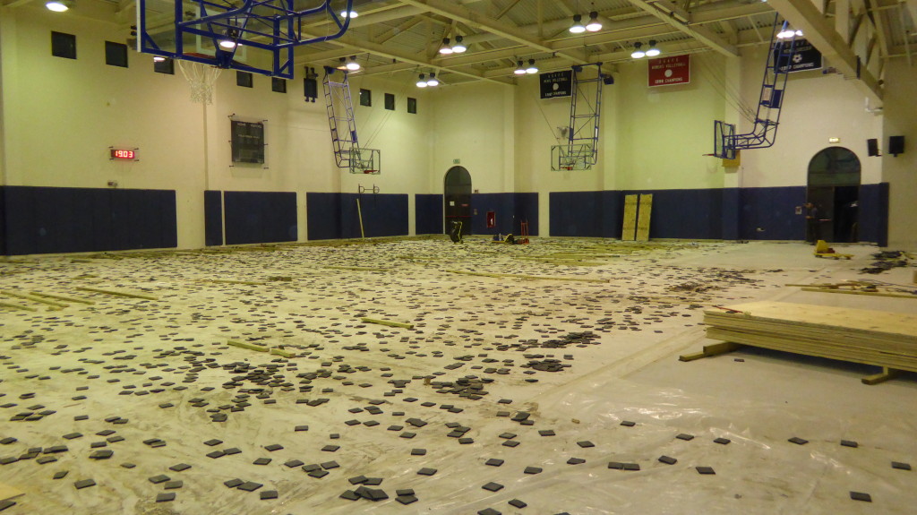 vecchio pavimento palestra di Aviano base militare USA sostituzione