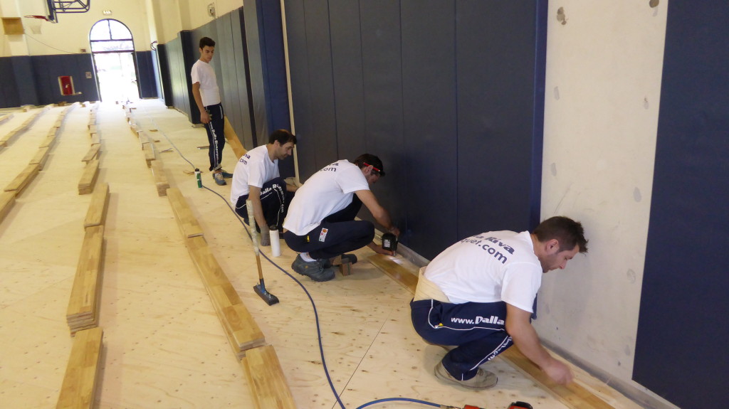 Tecnici Dalla Riva Sportfloors al lavoro per il nuovo parquet sportivo nella base militare di Aviano