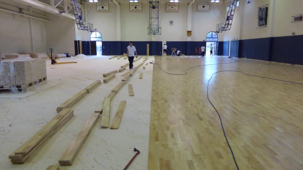 fasi di installazione del nuovo parquet sportivo nella palestra della base militare di Aviano