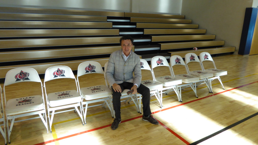 Luigino Dalla Riva orgoglioso al termine della nuova installazione di parquet sportivo nella palestra della base militare di Aviano