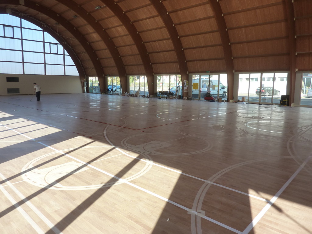 Nuovo parquet sportivo installato da Dalla Riva Sportfloors con le tracciature di basket, volley, calcio a 5 e cerchi per il pattinaggio a rotelle a Crocetta del Montello