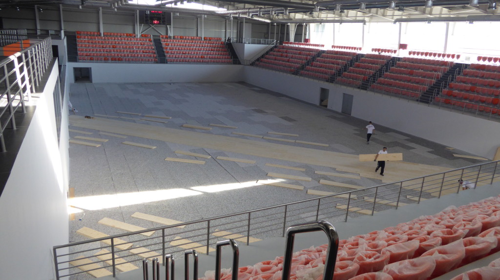 Fasi di installazione di un nuovo parquet sportivo Dalla Riva Sportfloors alla Futsal Arena in Moldavia