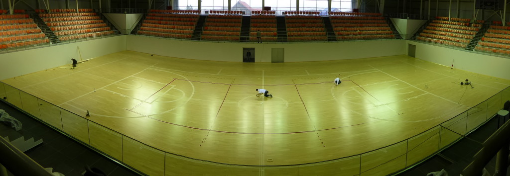 Ultime fasi di installazione del parquet sportivo in faggio della Futsal Arena di Chisinau