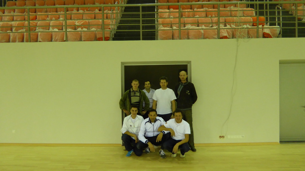foto di gruppo dello staff Dalla Riva Sportfloors con patron Luigino. Moldavia Chisinau 2014
