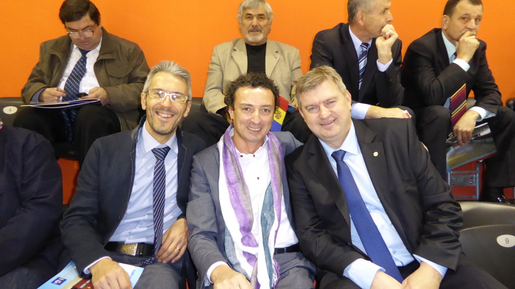 Cesare Guizzo e Luigino Dalla Riva con Alexander Burlac, executive member della Federazione Futsal Moldavia