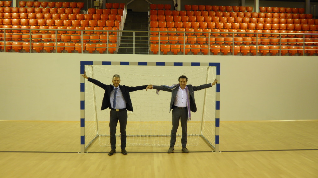 Cesare Guizzo, dt di Dalla Riva Sportfloors e patron Luigino sul parquet del nuovo palazzetto dello sport del municipio di Chisinau