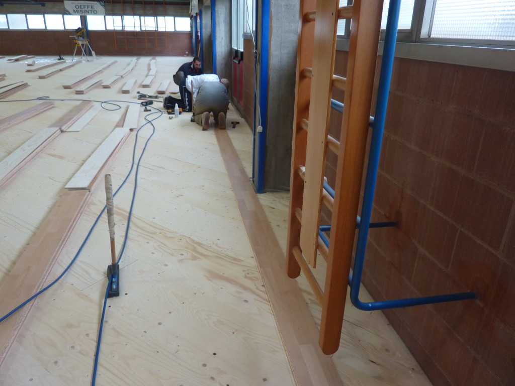 La palestra a prevalente uso scolastico avrà una pavimentazione in legno che terrà conto delle attrezzature sportive già installate