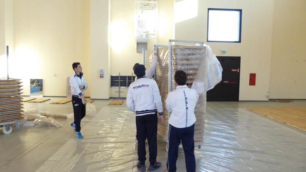 Dalla Riva Sportfloors piace agli americani e si ripete alla Base Nato di Aviano 2 Tecnici Dalla Riva al lavoro nella palestra della Base Militare di Aviano