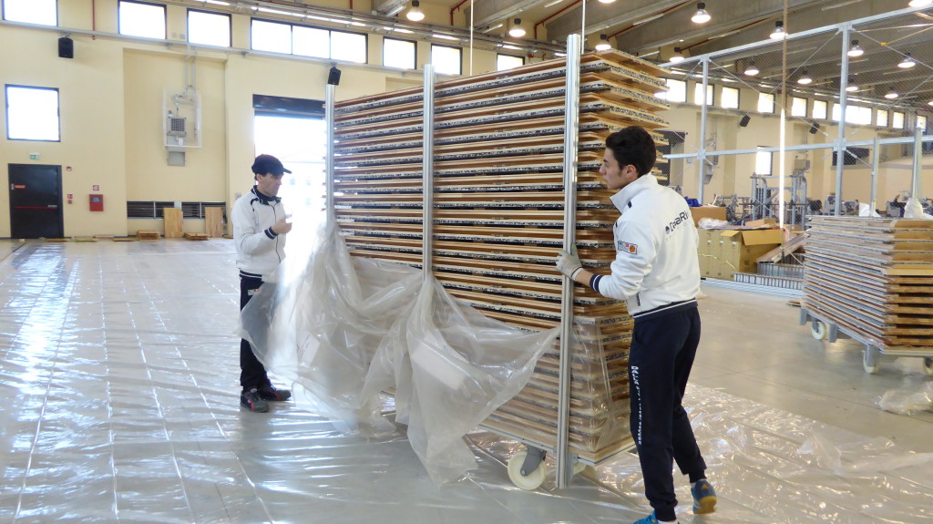 Dalla Riva Sportfloors piace agli americani e si ripete alla Base Nato di Aviano 3 I carrelli contengono il parquet smontabile da posare su una superficie di circa 600 metri quadri