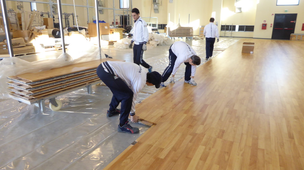 Dalla Riva Sportfloors piace agli americani e si ripete alla Base Nato di Aviano 7 L'assemblaggio di un pavimento smontabile Dalla Riva Sportfloors richiede circa tre ore di tempo Aviano 2015
