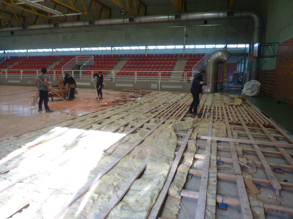 Finalmente un pavimento sportivo d'eccellenza per il palasport di Cordenons 2 Il vecchio pavimento sportivo del palasport di Cordenons è stato completamente smantellato Dalla Riva 2015