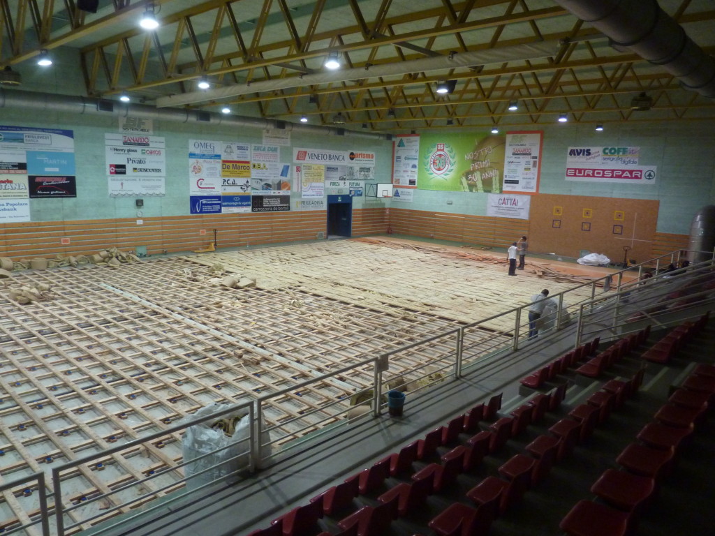 nuovo pavimento sportivo in legno palasport Cordenons Dalla Riva Sportfloors 2015