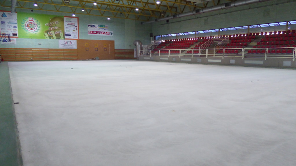 Il fondo del palasport di Cordenons preparato per la nuova posa del parquet sportivo Dalla Riva