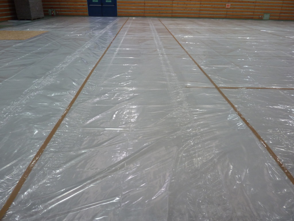 Finalmente un pavimento sportivo d'eccellenza per il palasport di Cordenons 9 barriera vapore per isolare il fondo dalla nuova installazione nuovo parquet cordenons 2015