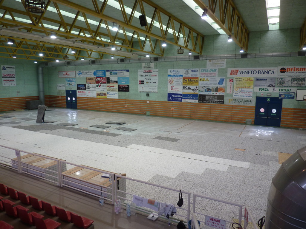 Finalmente un pavimento sportivo d'eccellenza per il palasport di Cordenons 10 Fasi di posa del nuovo pavimento sportivo modello Playwood 6 al palasport di Cordenons