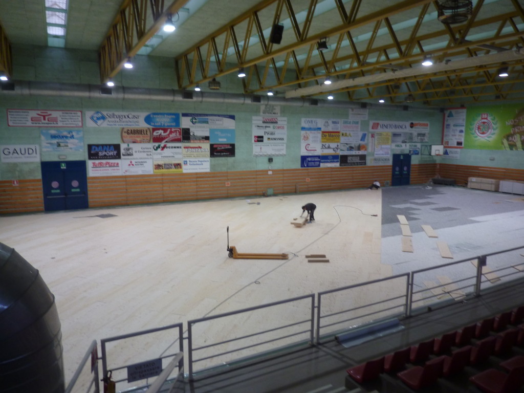 Finalmente un pavimento sportivo d'eccellenza per il palasport di Cordenons 11 Proseguono le fasi di posa del nuovo parquet Dalla Riva Sportfloors al palasport di Cordenons