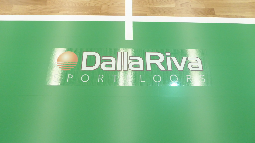 Il logo Dalla Riva Sportfloors risalta sul nuovo pavimento sportivo verde smeraldo del palazzetto dello sport di Cordenons
