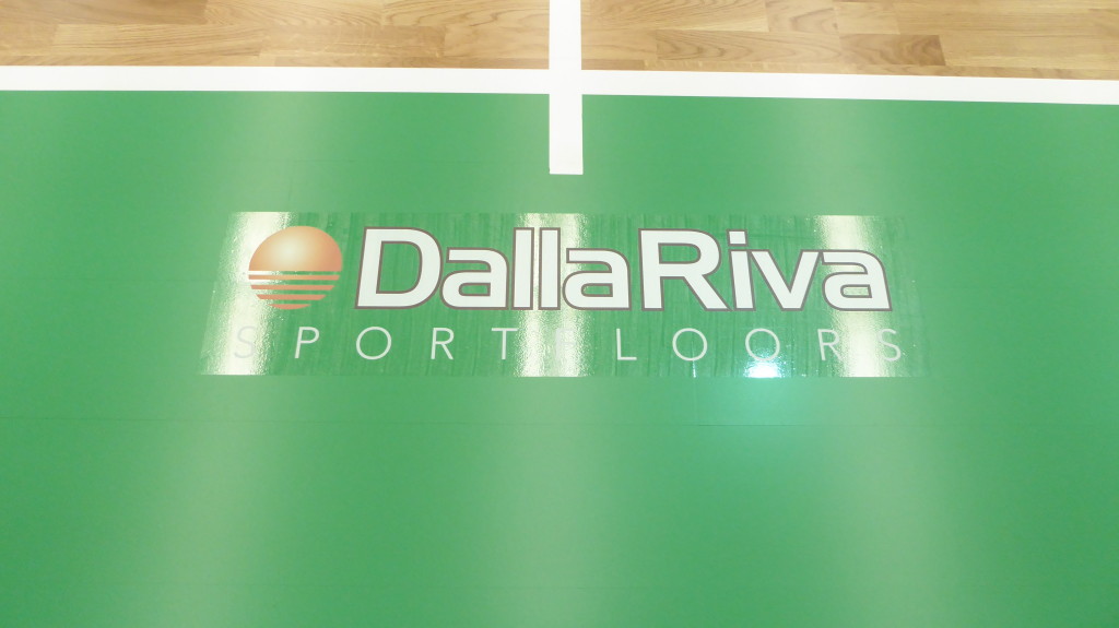 Finalmente un pavimento sportivo d'eccellenza per il palasport di Cordenons 13 Il logo Dalla Riva Sportfloors risalta sul nuovo pavimento sportivo verde smeraldo del palazzetto dello sport di Cordenons