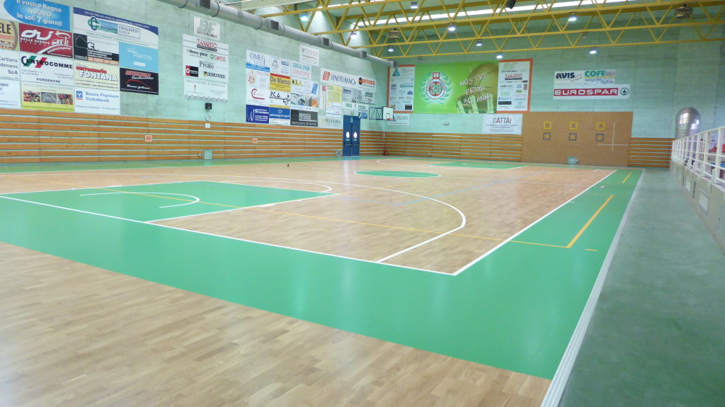 Finalmente un pavimento sportivo d'eccellenza per il palasport di Cordenons 14 Una bella immagine del nuovo parquet del palasport friulano Cordenons Dalla Riva Sportfloors 2015