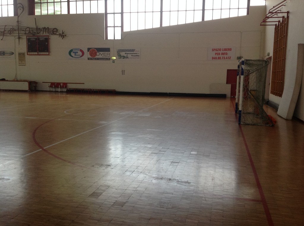Il pavimento di una palestra del padovano prima dell'intervento di Dalla Riva Sportfloors