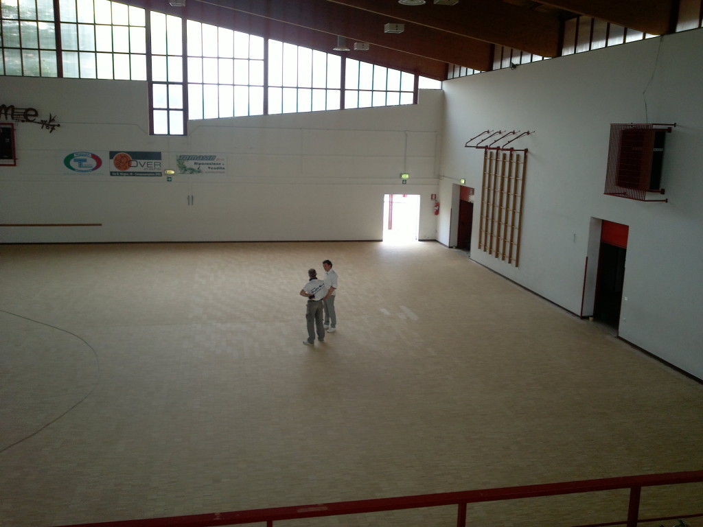 Tecnici di Dalla Riva Sportfloors alle prese con le operazioni di manutenzione