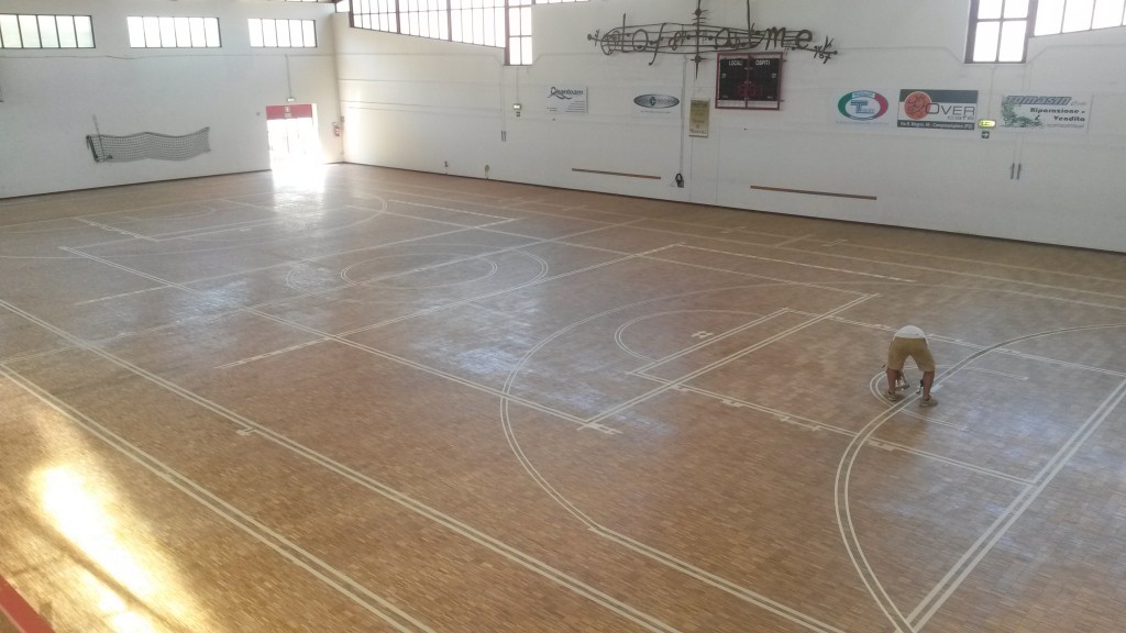 Al termine della fase di levigatura è il momento della tracciatura delle linee di gioco