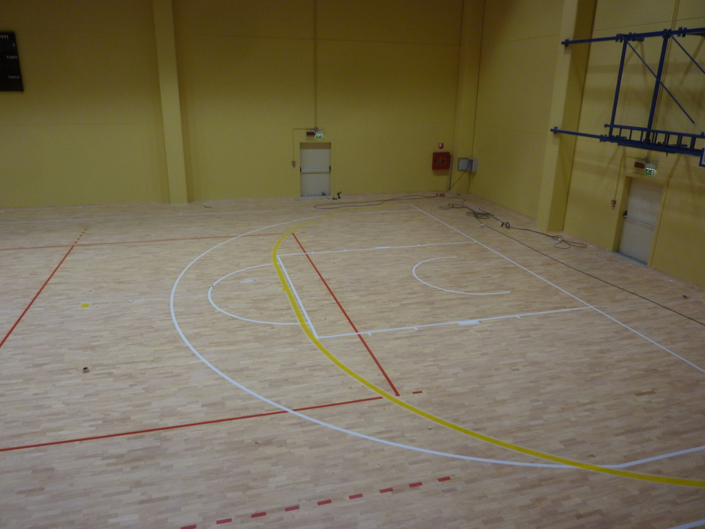 Sul parquet sportivo dell'impianto di Izano sono state tracciate le linee per i campi di volley, basket e calcio a 5