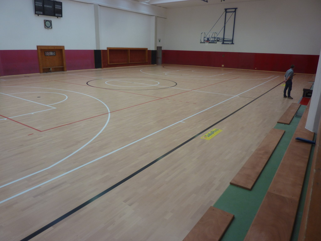Il nuovo pavimento sportivo in essenza faggio di Gordona è stato dotato di tracciature per il basket, il volley ed il calcio a 5