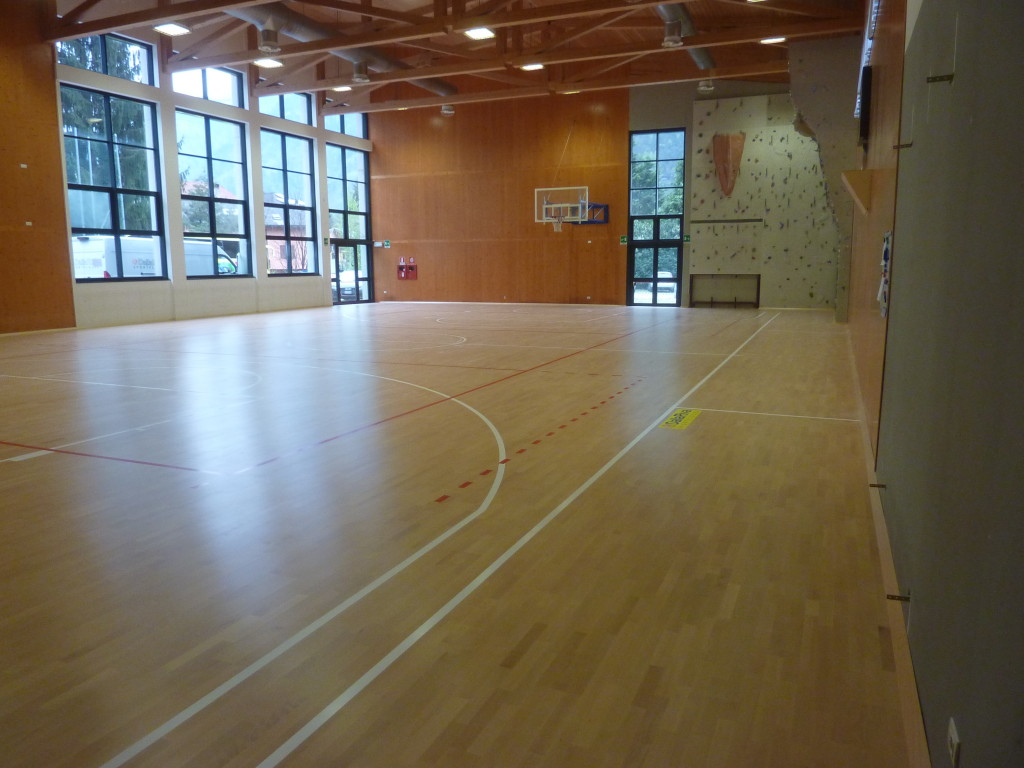 Per la pavimentazione sportiva dell'impianto in provincia di Sondrio è stato scelto un modello Playwood 14 in essenza faggio