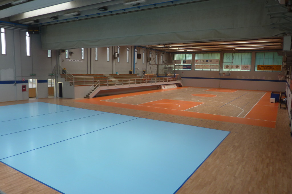 Dalla Riva Sportfloors ha posato un'unica superficie sportiva in legno ma ha tracciato e verniciato distintamente i rettangoli di gioco per basket e volley