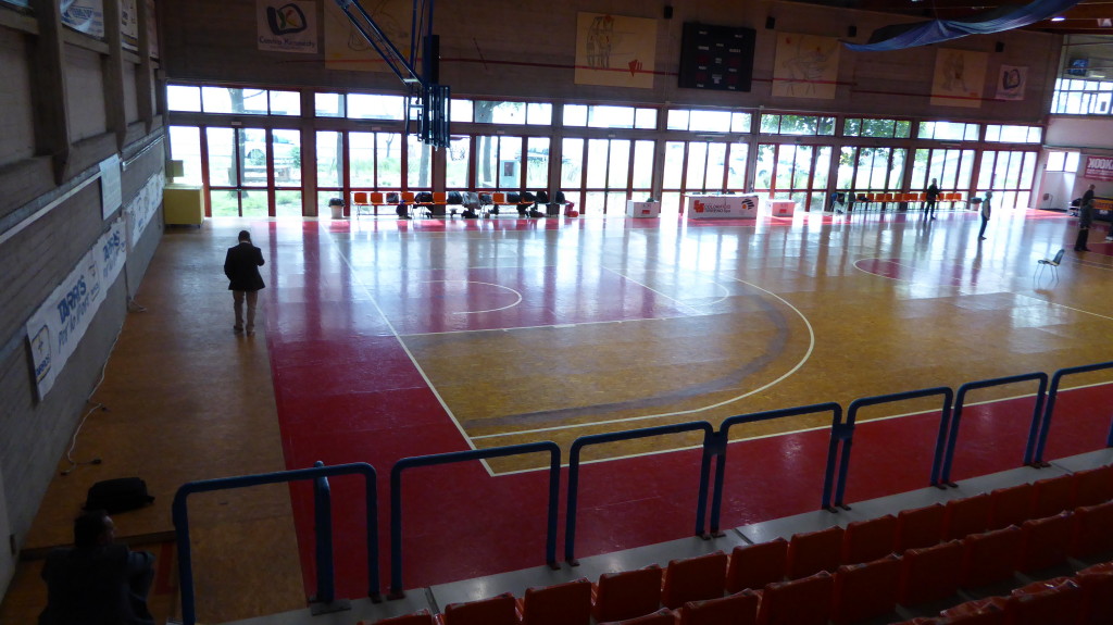La vecchia pavimentazione sportiva da rimuovere della palestra di La Spezia