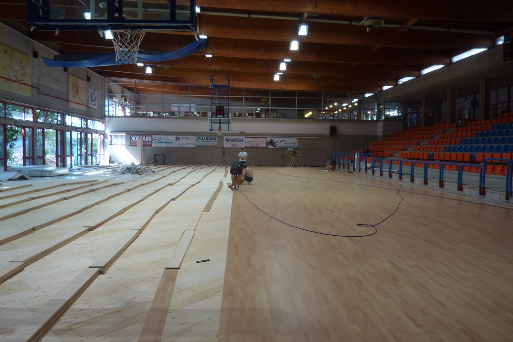 Dopo la demolizione e l'asportazione del vecchio pavimento sportivo, Dalla Riva Sportfloors avvia le fasi di installazione di una nuova superficie