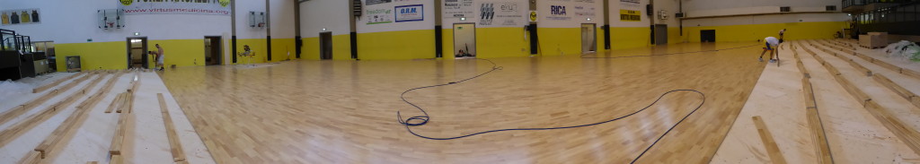 Altre fasi di installazione del nuovo pavimento sportivo made in Montebelluna
