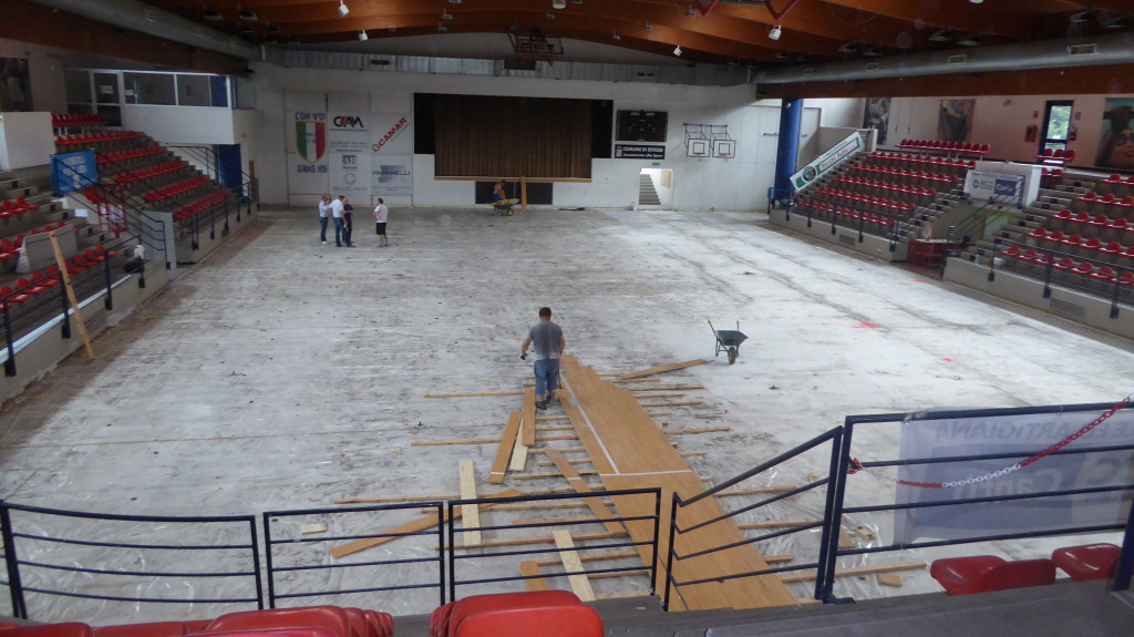 I campioni del basket in carrozzina scelgono il parquet sportivo made in Montebelluna 3 La vecchia superficie sportiva in legno è stata completamente asportata perché usurata dal tempo