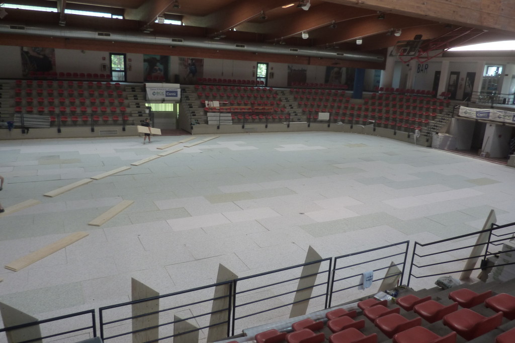 Il piano di gioco del palasport di Seveso pronto per la nuova installazione di parquet sportivo Dalla Riva Sportfloors