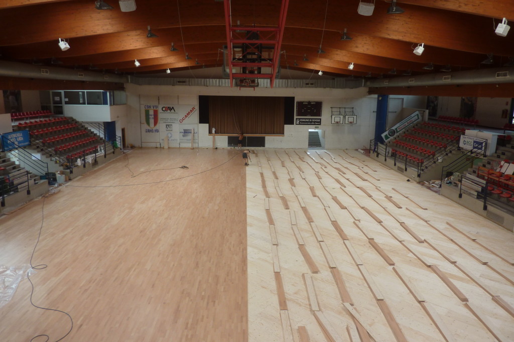 La nuova pavimentazione sportiva all'interno del palasport utilizzato dalla Briantea 84 sta prendendo forma