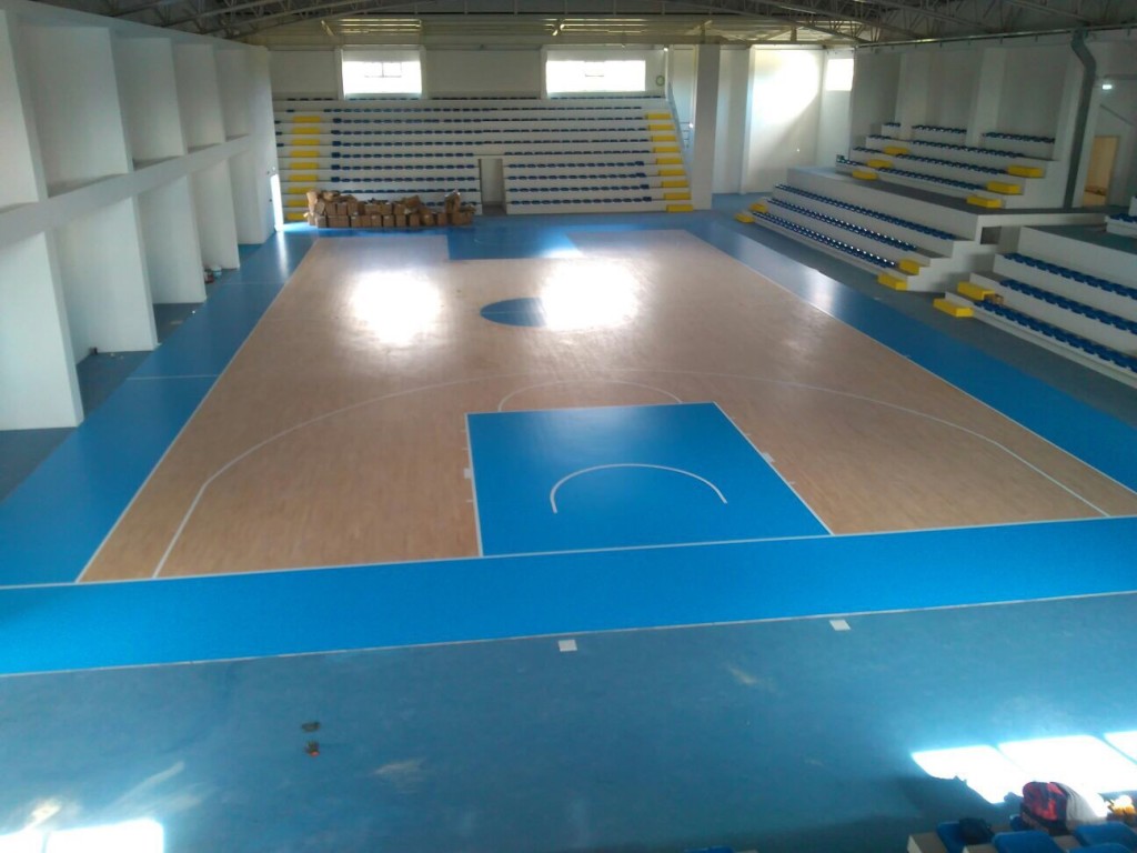 Le aree di gioco della pallacanestro e la fascia di rispetto perimetrale sono state verniciate di color celeste Fiba