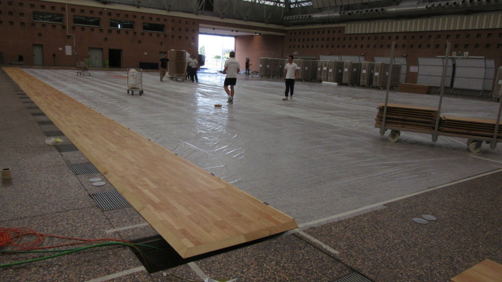 Altre fasi di posa del parquet smontabile Dalla Riva all'interno del palasport di Ravenna