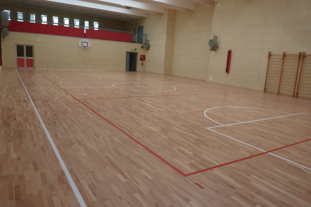 La personalizzazione con la tracciatura di basket e volley "su misura" per il più piccolo degli impianti di Pasian di Prato con nuovo parquet sportivo Dalla Riva Sportfloors