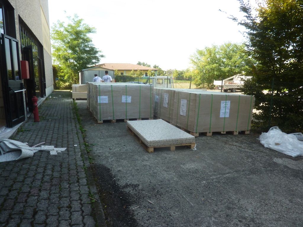 Materiale posto all'esterno della palestra di Gossolengo pronto per essere installato da Dalla Riva Sportfloors