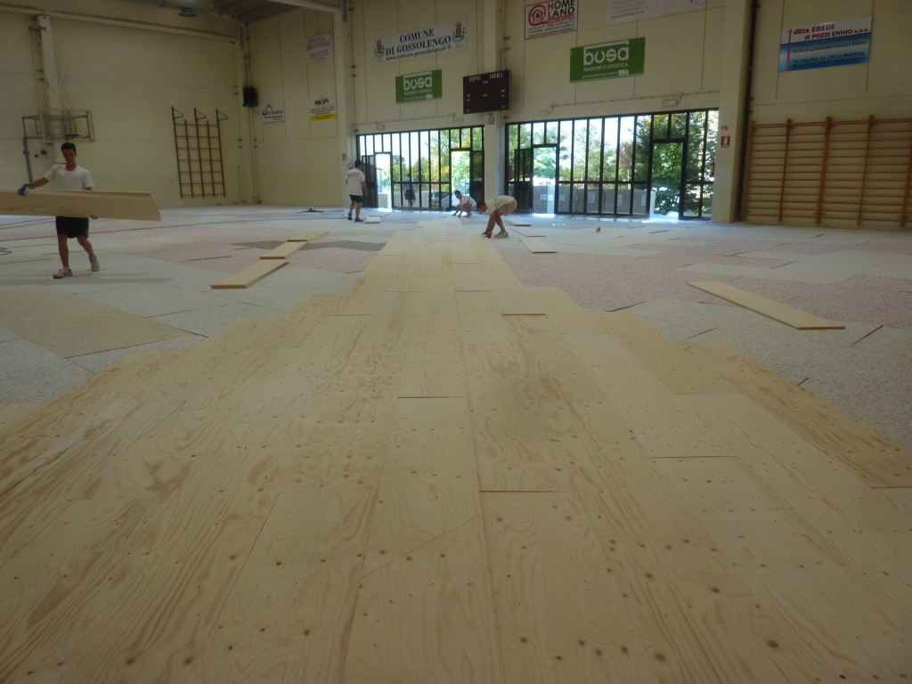 Prime fasi di posa del nuovo parquet sportivo made in Montebelluna