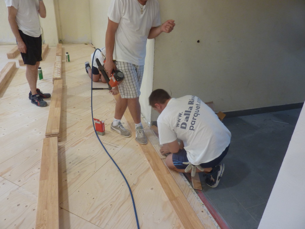 Tecnici Dalla Riva Sportfloors impegnati nelle fasi di posa
