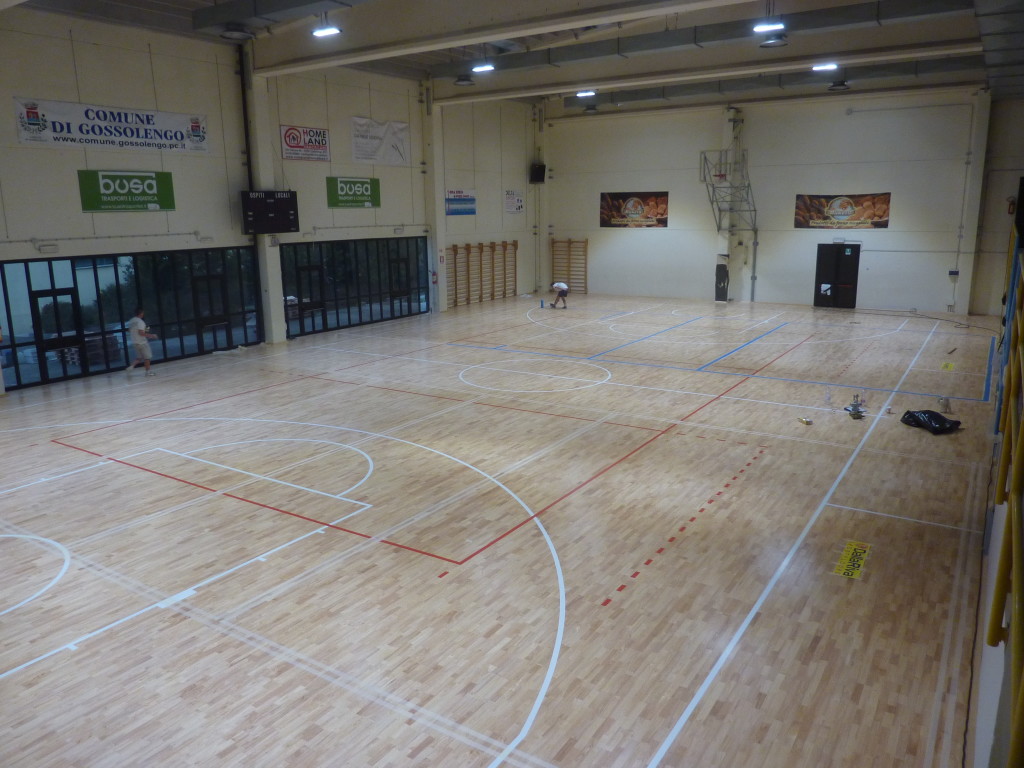 Ultime fasi di tracciatura del nuovo pavimento sportivo DR a Gossolengo