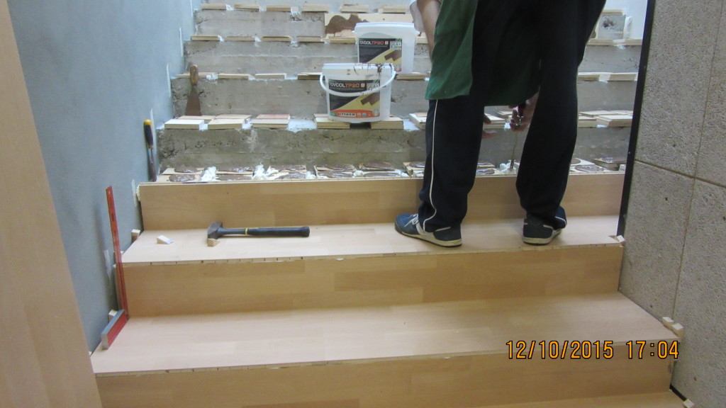 Altre fasi di posa delle scale in legno della palestra