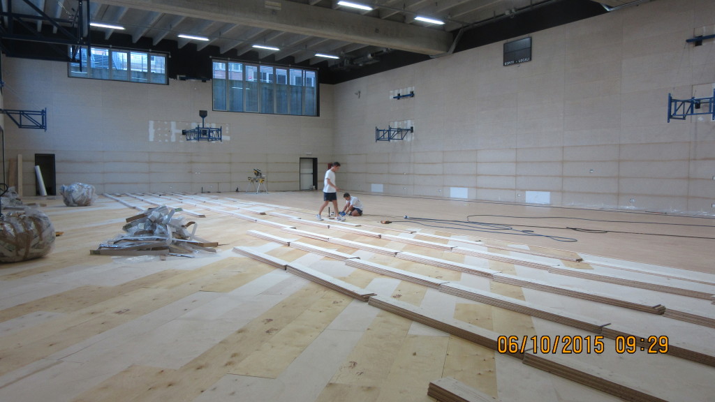 Fasi di installazione di un nuovo parquet sportivo Dalla Riva Sportfloors al Liceo Lussana di Bergamo