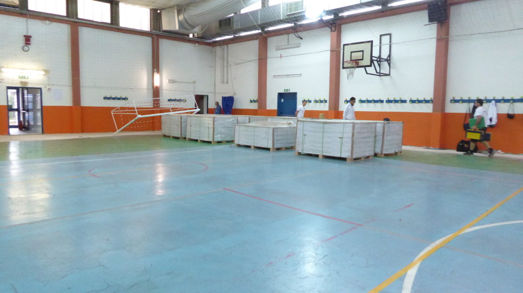 La predisposizione per la nuova posa del pavimento sportivo all'interno del grande salone di Modena